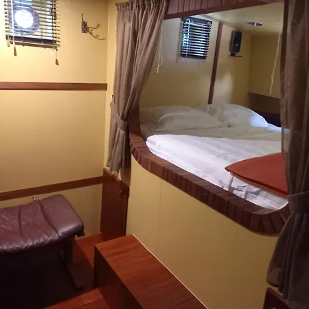 Botel Peniche Jeannine *