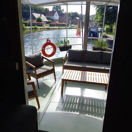 Botel Peniche Jeannine